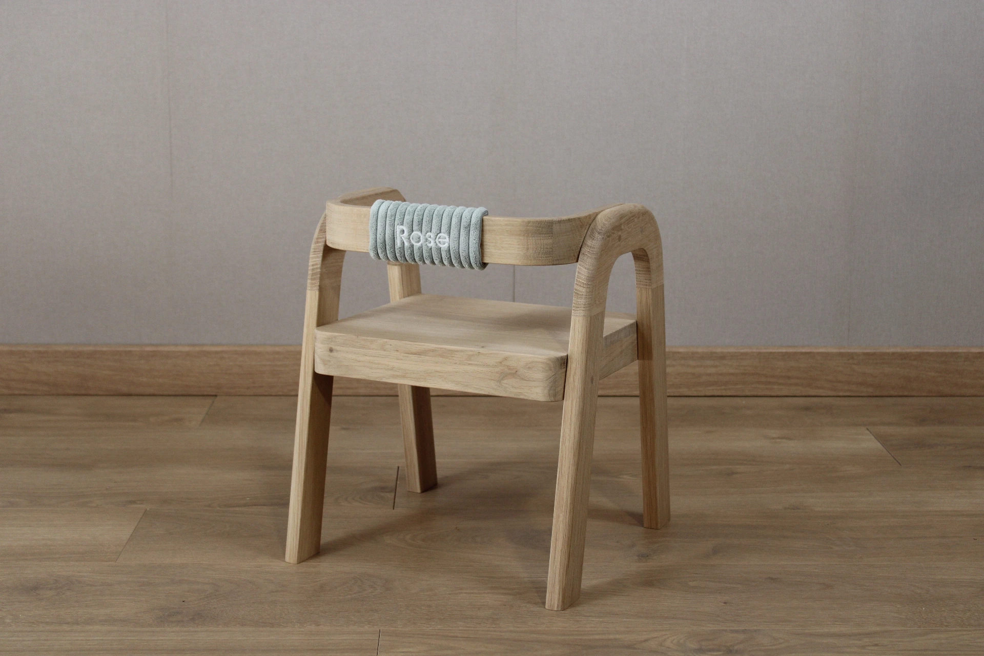 Chaise enfant en bois de chêne naturel_vert sauge