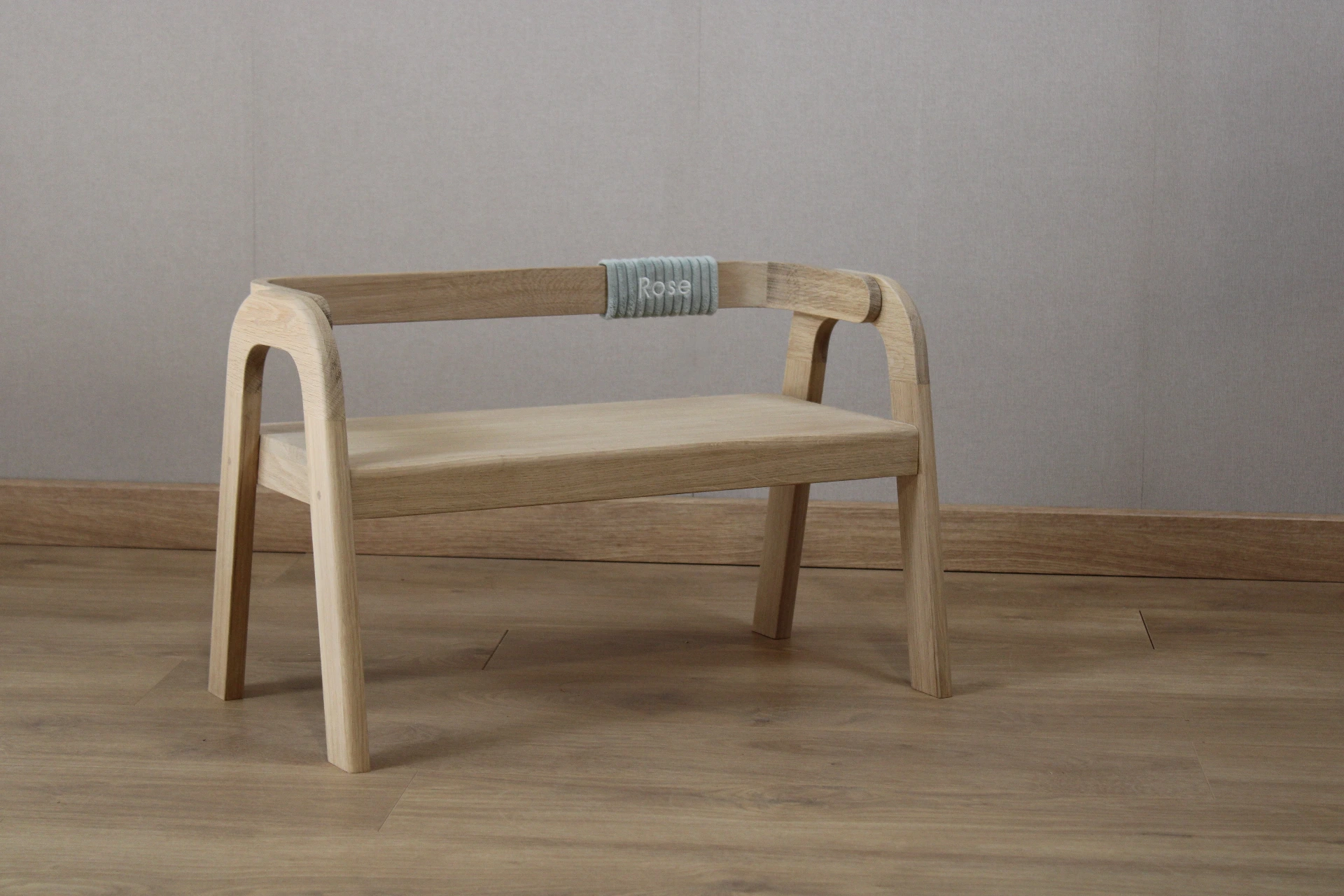 Banc enfant en bois de chêne naturel_vert sauge (sans broderie)